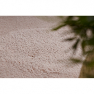 Rausvas kailio imitacijos kilimas POSH | 120x160 cm