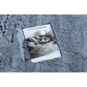 Šviesiai pilkas kailio imitacijos kilimas LAPIN | 133x180 cm