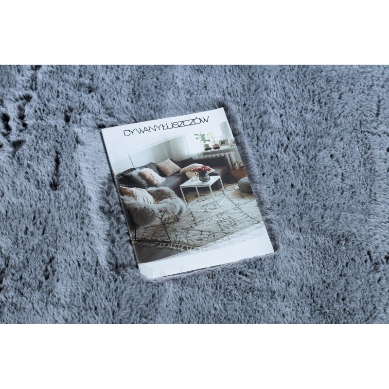 Šviesiai pilkas kailio imitacijos kilimas LAPIN | 120x160 cm paveikslėlis 1 iš 16